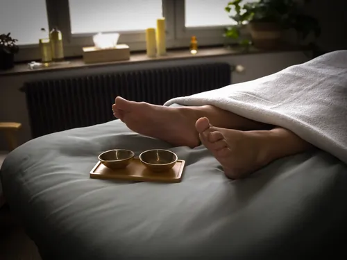 Le massage des pieds au bol Kansu en cabinet à Lille